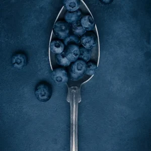 A spoonful of blueberries posters & art prints door Mats Andersson - Premium Poster - 50x70 Seulement Aujourd’hui