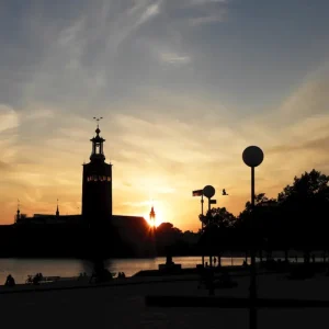 Zonsondergang bij stadhuis posters & art prints door Annette Asph - Premium Poster - 50x70 Paiement Sécurisé