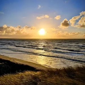 Zonsondergang over de oceaan posters & art prints door Marie Lindberg - Premium Poster - 50x70 Vente Directe