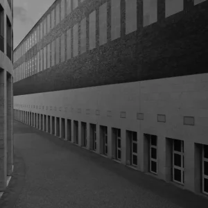 A modern building in B/W posters & art prints door Karsten Schumacher - Premium Poster - 50x70 Certifié