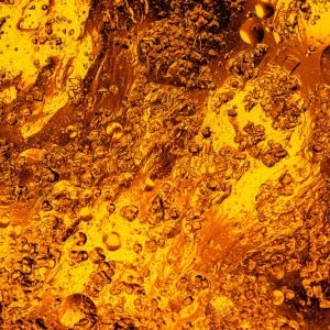 Achat Immédiat Gouden Vloeibare Dromen: Een abstracte combinatie van honing en olie posters & art prints door Aliaksandr Martsinkevich - Premium Poster - 50x70