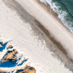 Achat Immédiat Kustovergangen – Leidingen, Zand en Branding posters & art prints door Anders Dissing - Premium Poster - 50x70