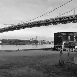 Zwart-witte brug posters & art prints door Helena Bovin - Premium Poster - 50x70 Expédié Aujourd’hui