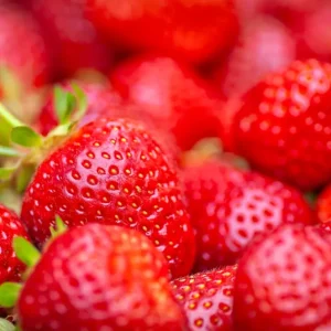 Aardbeien in close-up posters & art prints door Martin Wahlborg - Premium Poster - 50x70 Expédition Rapide