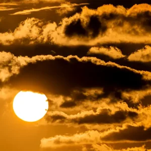 Zonnebaden achter de wolken posters & art prints door Stephan Zaun - Premium Poster - 50x70 Affaire À Saisir