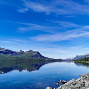 Zomer in de bergen posters & art prints door Björn Karlsson - Premium Poster - 50x70 Prix Cassé