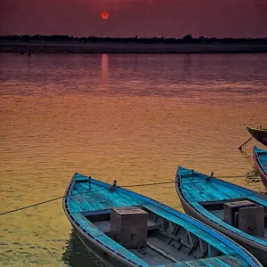 Zonsopgang over de Ganges posters & art prints door Karolina Pasekova - Premium Poster - 50x70 Super Prix