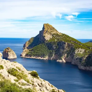 Achat Immédiat Rotsachtige kust bij Cap Formentor posters & art prints door Jessica Rettig - Premium Poster - 50x70