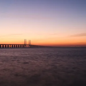 Zonsondergangsrust over de Öresundbrug posters & art prints door Daniela Horsley - Premium Poster - 50x70 Top Vente