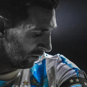 Aanvoerder Messi posters & art prints door MyActionArt - Premium Poster - 50x70 Prix Bas