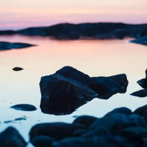 Zonsondergang in de archipel posters & art prints door Ann-Sofie Wirenborg - Premium Poster - 50x70 Authentique