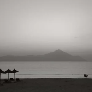 Achat Immédiat Kust met uitzicht op de berg Atos posters & art prints door Lena Weisbek - Premium Poster - 50x70