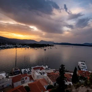 Zonsondergang op het eiland Poros posters & art prints door Dimitar Chilov - Premium Poster - 50x70 Authentique