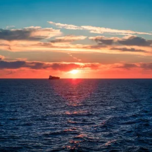 Zonsondergang op zee posters & art prints door Liland - Premium Poster - 50x70 Expédié Aujourd’hui