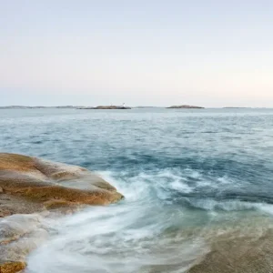 Achat Immédiat Kliffen, golven en de horizon posters & art prints door Kentaroo Tryman - Premium Poster - 50x70