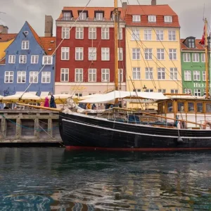 Zware bewolking boven Nyhavn posters & art prints door Rune Rathje - Premium Poster - 50x70 Bon Plan