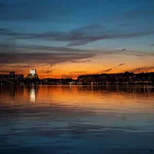 Zonsondergang in Stockholm posters & art prints door Mona Leijon - Premium Poster - 50x70 Petit Prix