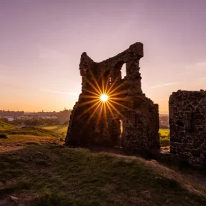 Zonsopgang door de ruïnes: Een glimp van de geschiedenis posters & art prints door Jörg Sommer - Premium Poster - 50x70 Offre Spéciale
