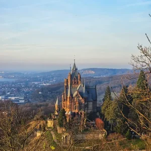 Achat Immédiat Kasteel Drachenburg, Duitsland, met uitzicht op een rustig landschap posters & art prints door Jessica Horst - Premium Poster - 50x70