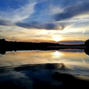 Zonsondergang door mooi meer posters & art prints door Mike Stiberg - Premium Poster - 50x70 Haute Qualité